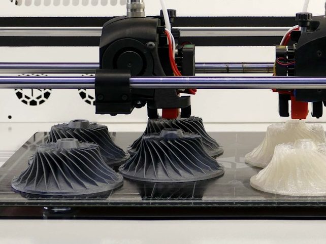 Technische & hoch belastbare Filamente 3D-Drucker erstellt mehrere Kunststoffobjekte in verschiedenen Materialien.