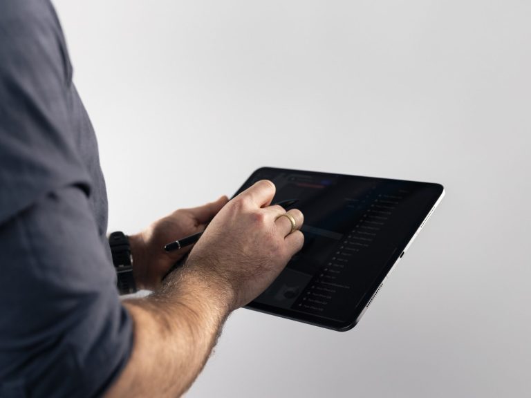 CAD 3D Modellierung CAD 3D-Modell einer Metallrohrklammer auf einem Computerbildschirm.